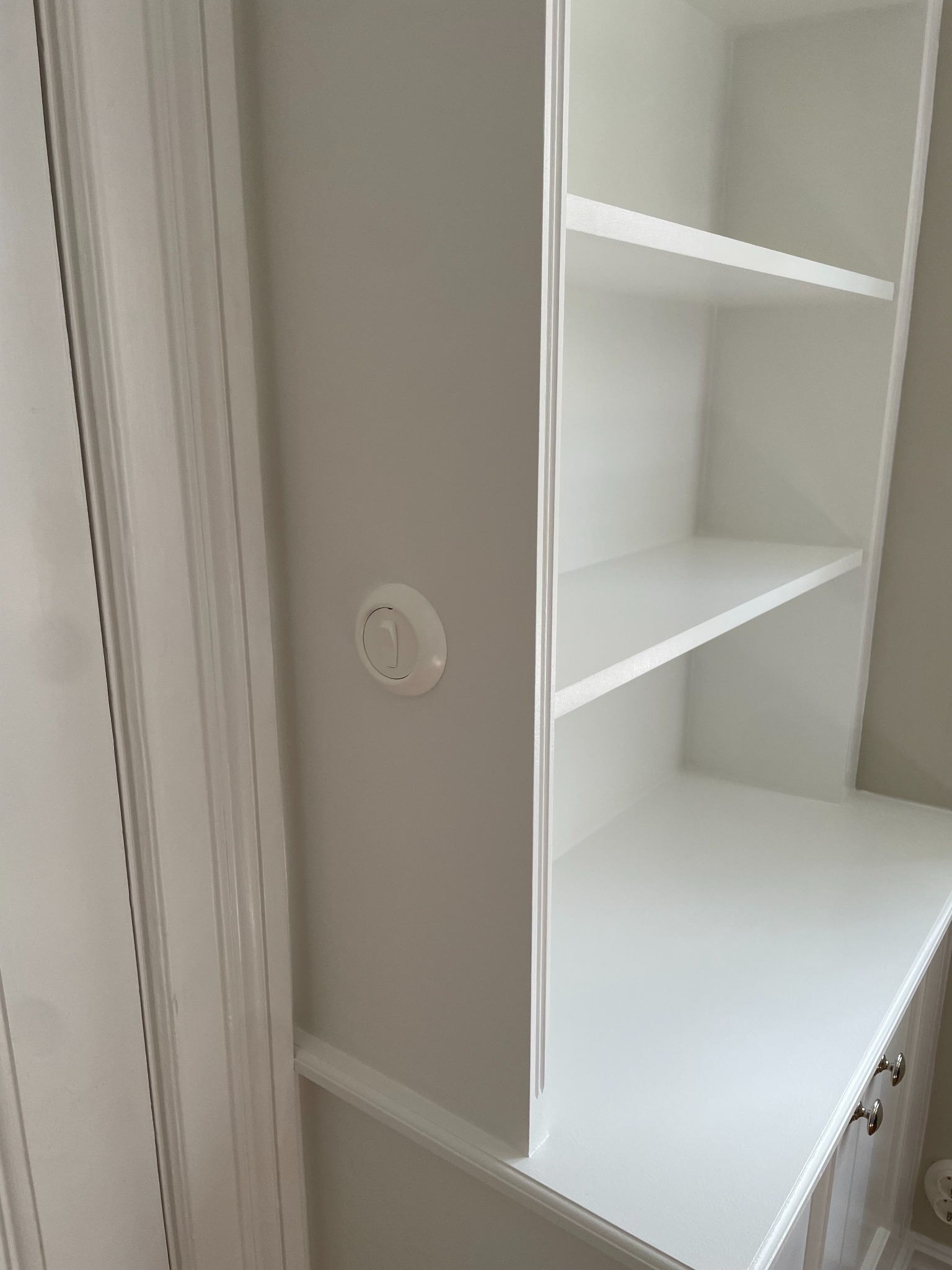 Detalj — vit hyllsektion