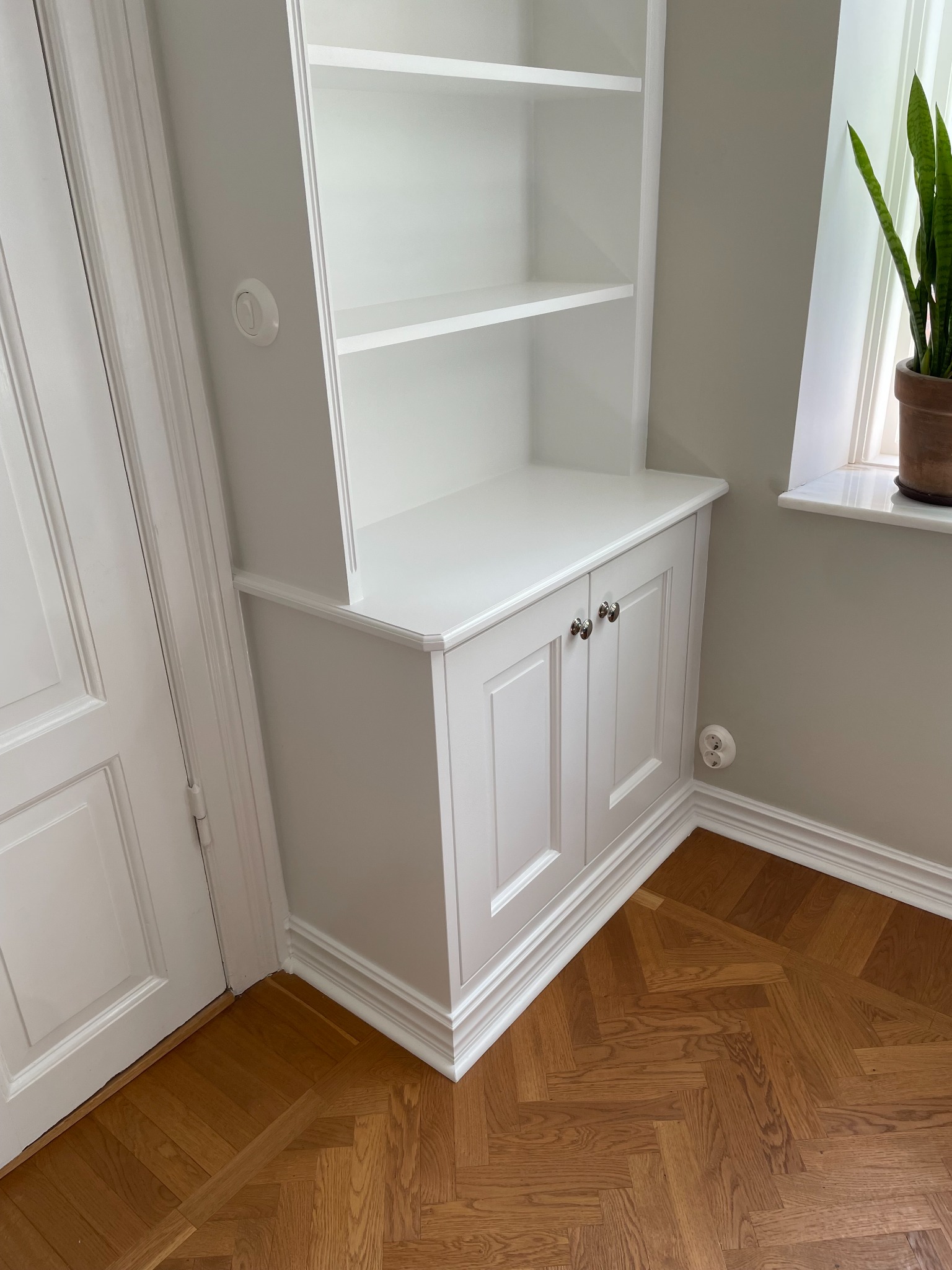 Detalj — vit platsbyggd hylla