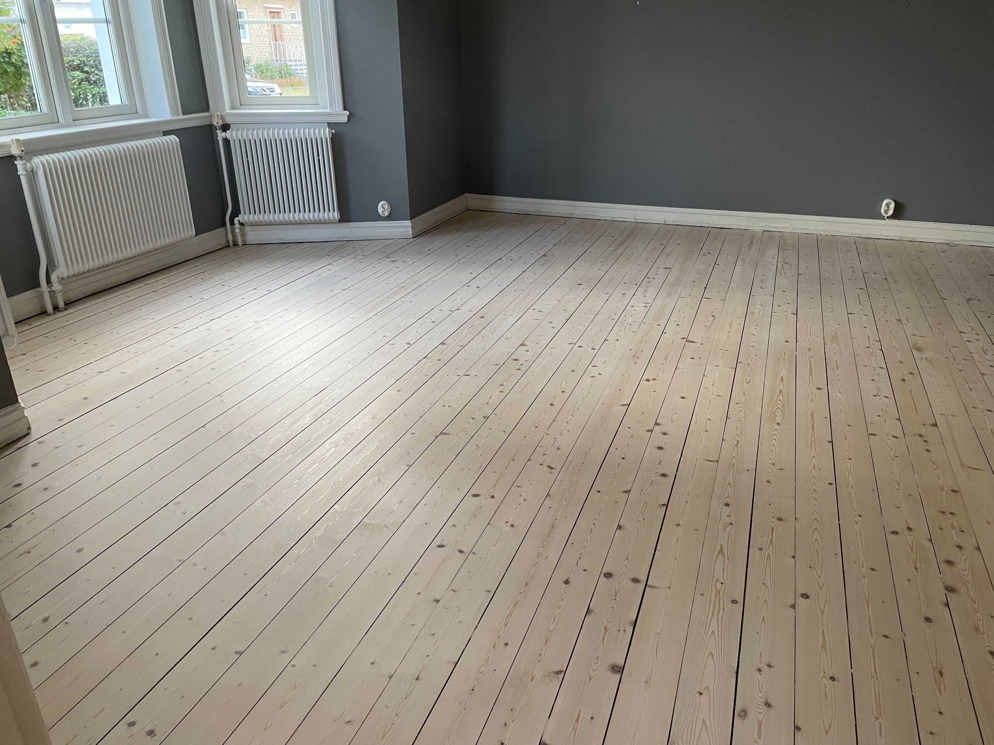 Ljust plankgolv i furu — slipat